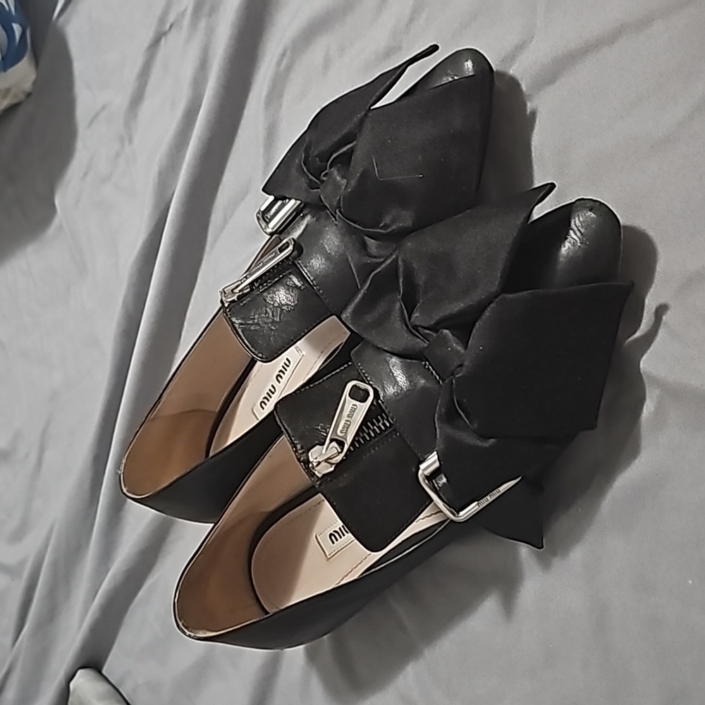 Miu Miu black flat with a bow